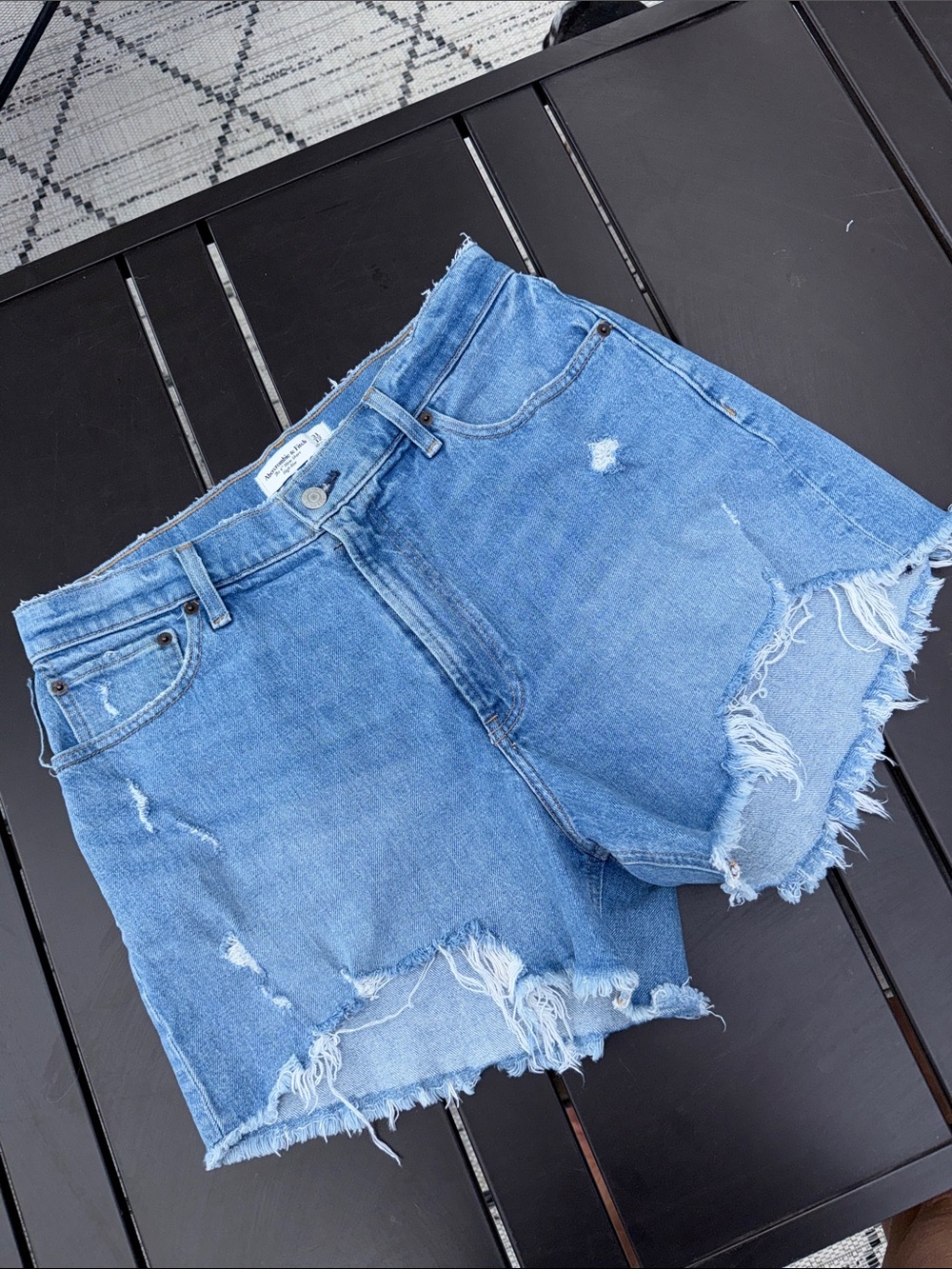 Abercrombie & Fitch the 4” mom short high rise Women’s Distressed Denim 31/12